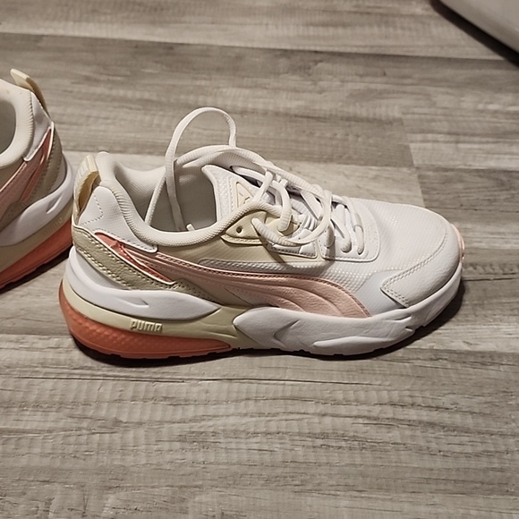 Girls Puma shoes - Picture 2 of 4